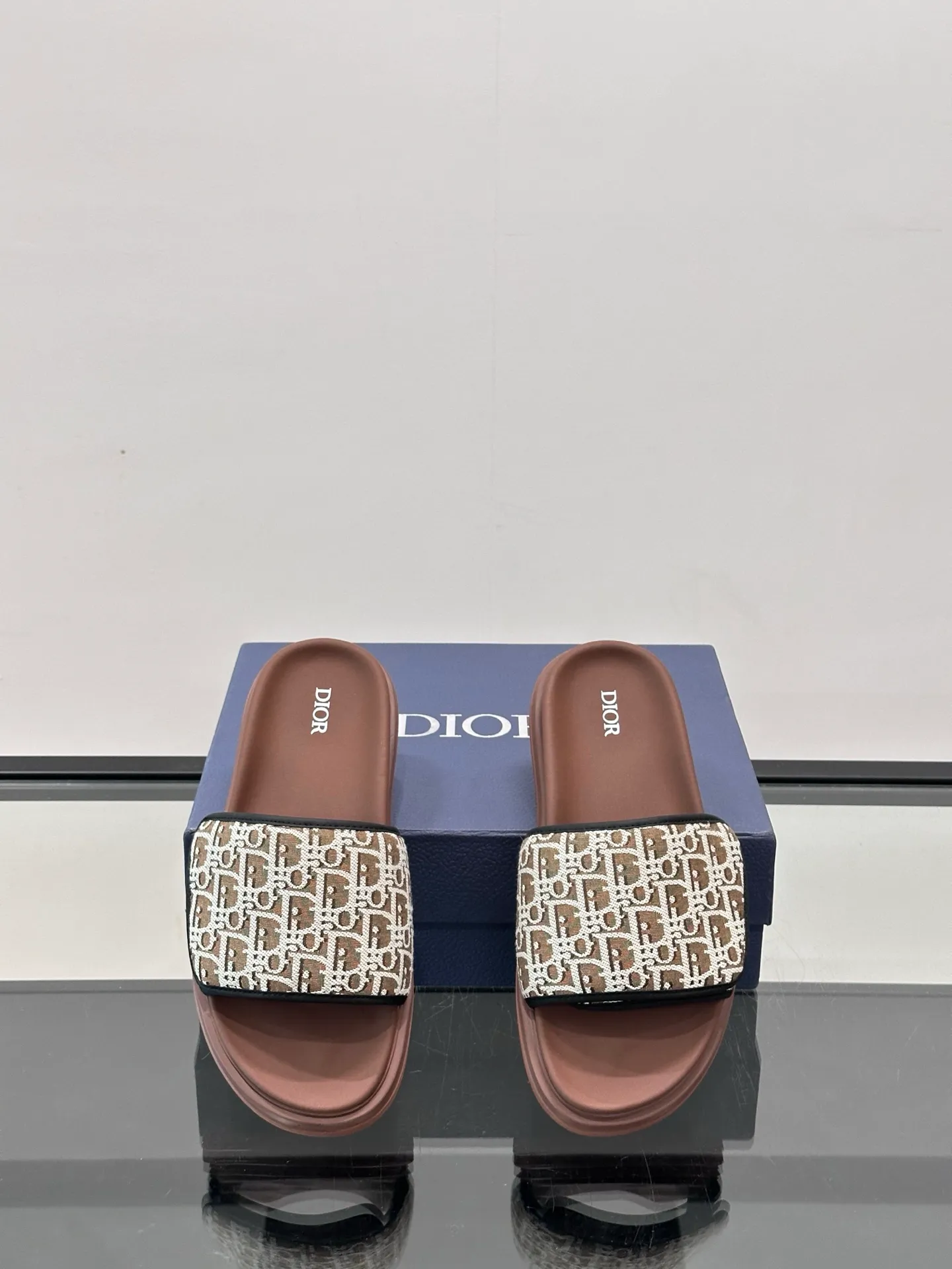 Factory price: 280💰𝐂𝐡𝐫𝐢𝐬𝐭𝐢𝐚𝐧 𝐃𝐢𝐨𝐫 Dior's latest popular sandals, classic upgraded Velcro sandals, original replicas, super durable and versatile, very comfortable on the feet, slimming and white, original cowhide leather upper, sheepskin lining Original d hardware buckle Original molded T men's shoes 💰U outsole Size: 38-44 (.45.46 customized)